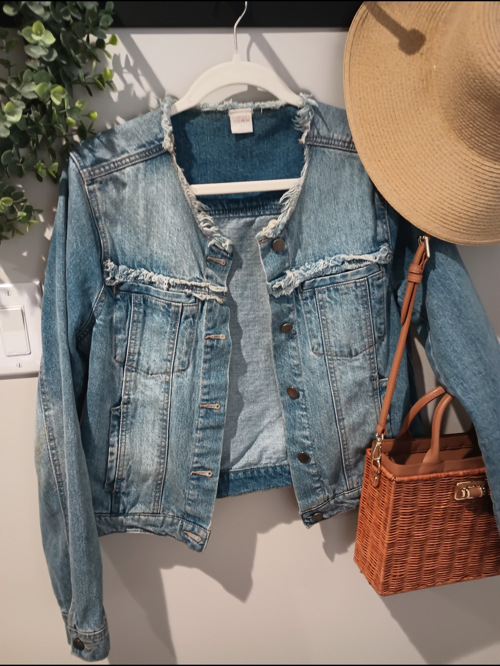 Women's Frayed Edge Light Wash Denim Jacket Sz L Tinsel Town Raw Grunge Relaxed